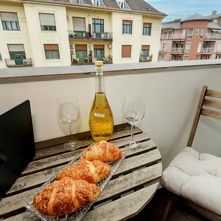 דירה Neon Large Boutique Penthouse, Balcony Parking Close To Danube *