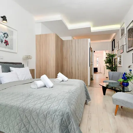 Neon Large Boutique Penthouse, Balcony Parking Close To Danube * בודפשט