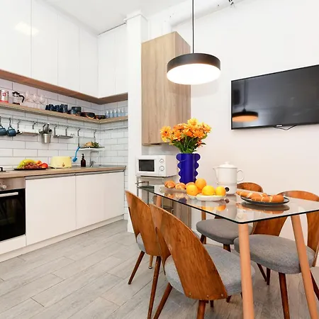 Neon Large Boutique Penthouse, Balcony Parking Close To Danube דירה