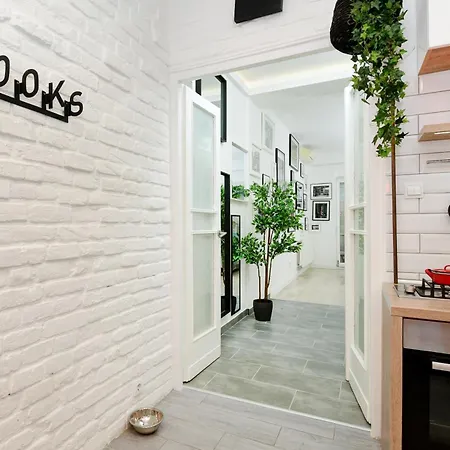 Neon Large Boutique Penthouse, Balcony Parking Close To Danube